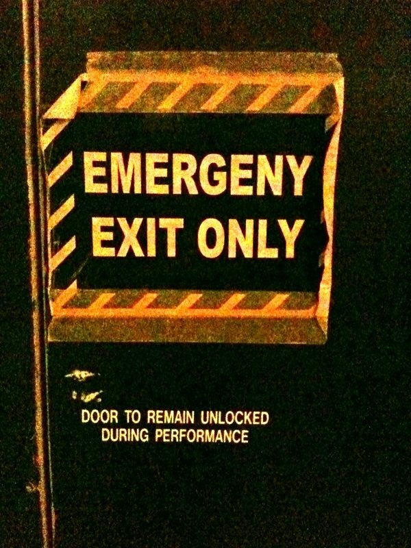 Image, Emergency exit sign with a spelling mistake.